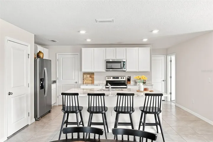Bright, like-new kitchen with eat-in counter space