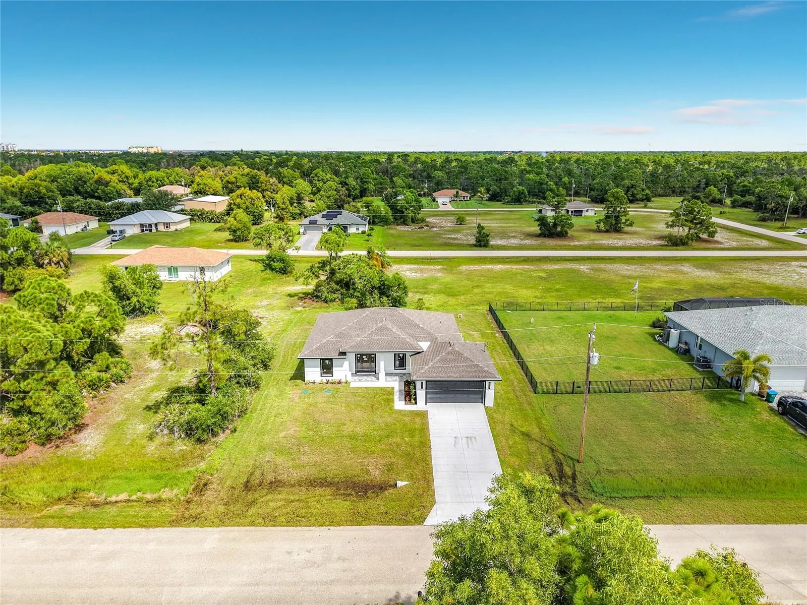 Plenty of room in both front & back yards for your outdoor enjoyment