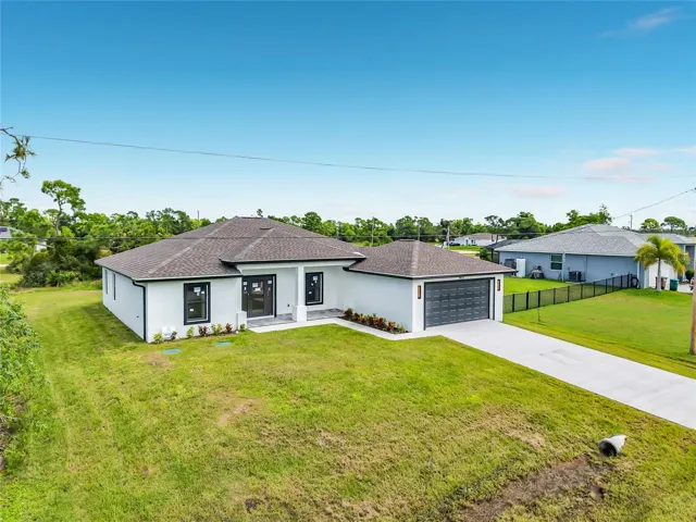 Plenty of room in the front yard too!