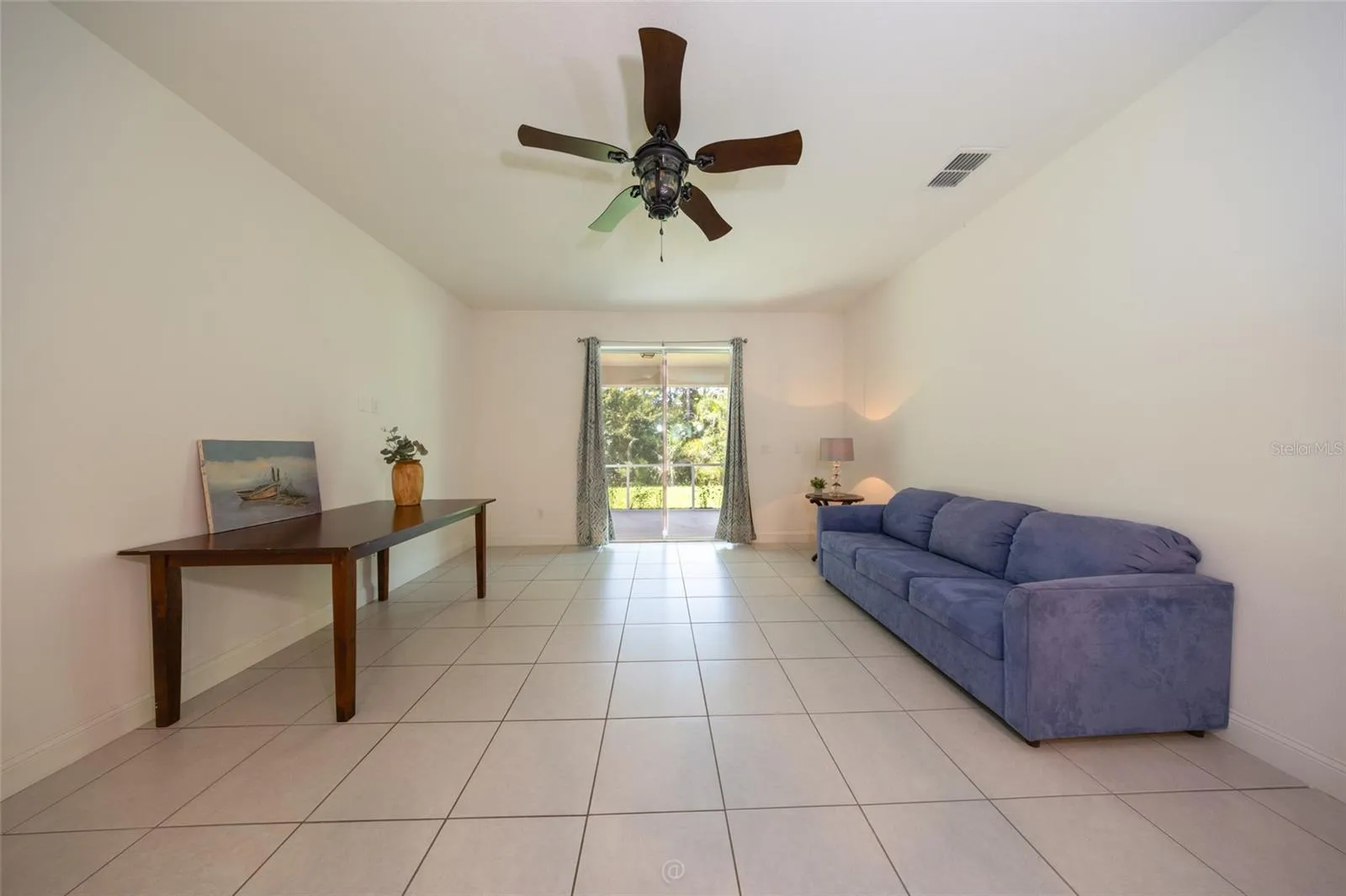 UNSTAGED LIVING ROOM. THIS FURNITURE CONVEYS