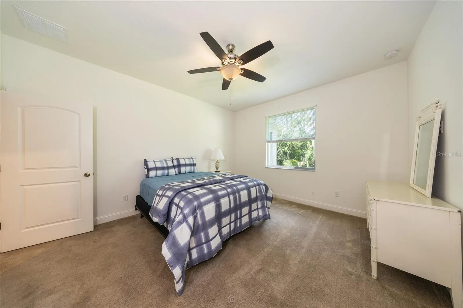 UNSTAGED PRIMARY BEDROOM. FURNITURE CONVEYS