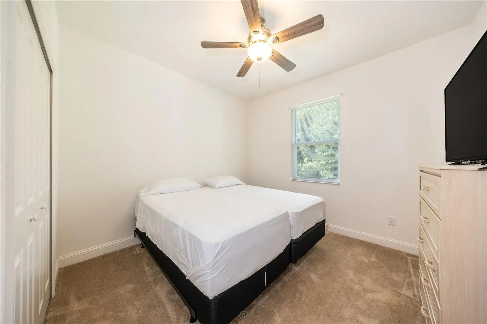 UNSTAGED 2ND BEDROOM. THE TV AND FURNITURE CONVEY
