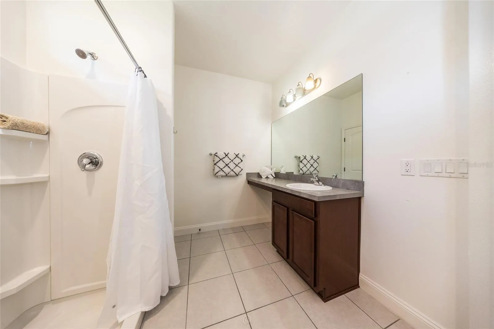 UNSTAGED PRIMARY BATHROOM