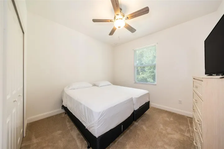 UNSTAGED 2ND BEDROOM. THE TV AND FURNITURE CONVEY