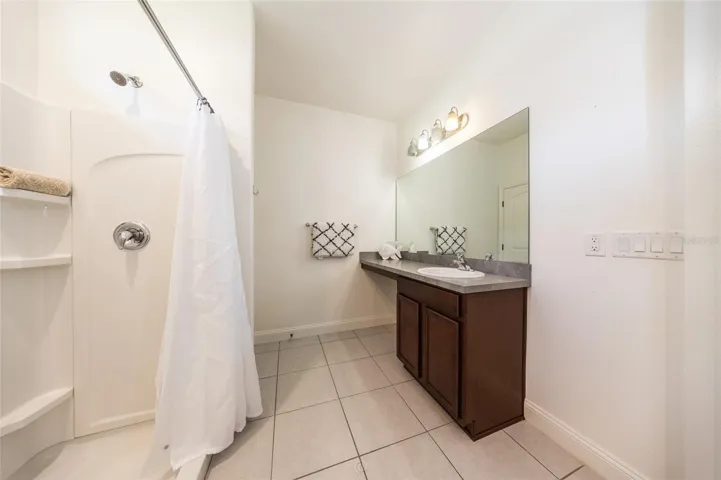 UNSTAGED PRIMARY BATHROOM
