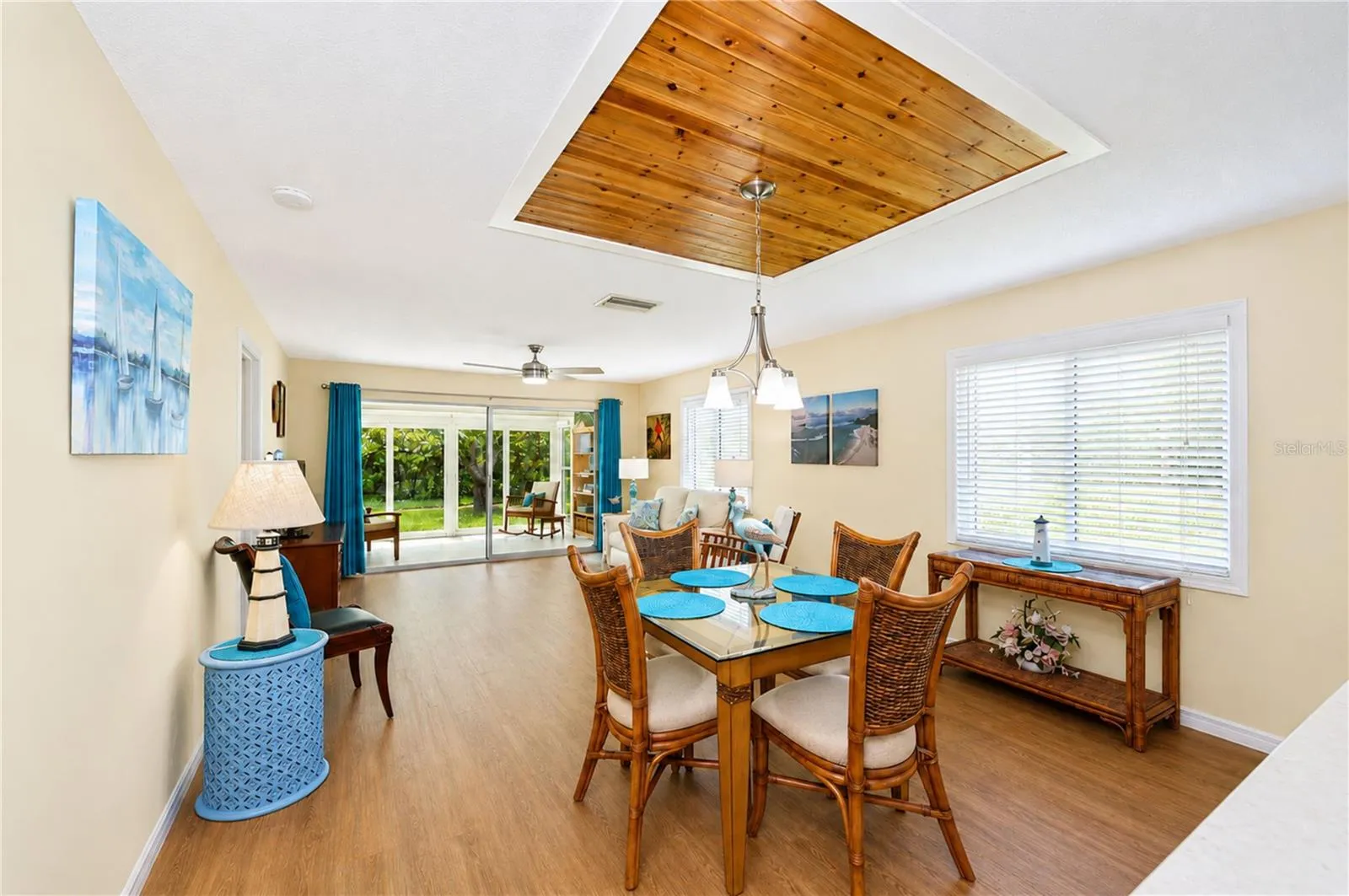 Dining through to lanai