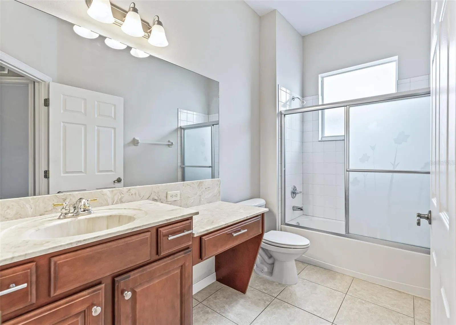 Guest bathroom w/Tile Tub & Shower combination