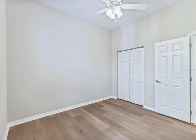 Guest bedroom w/Double closet