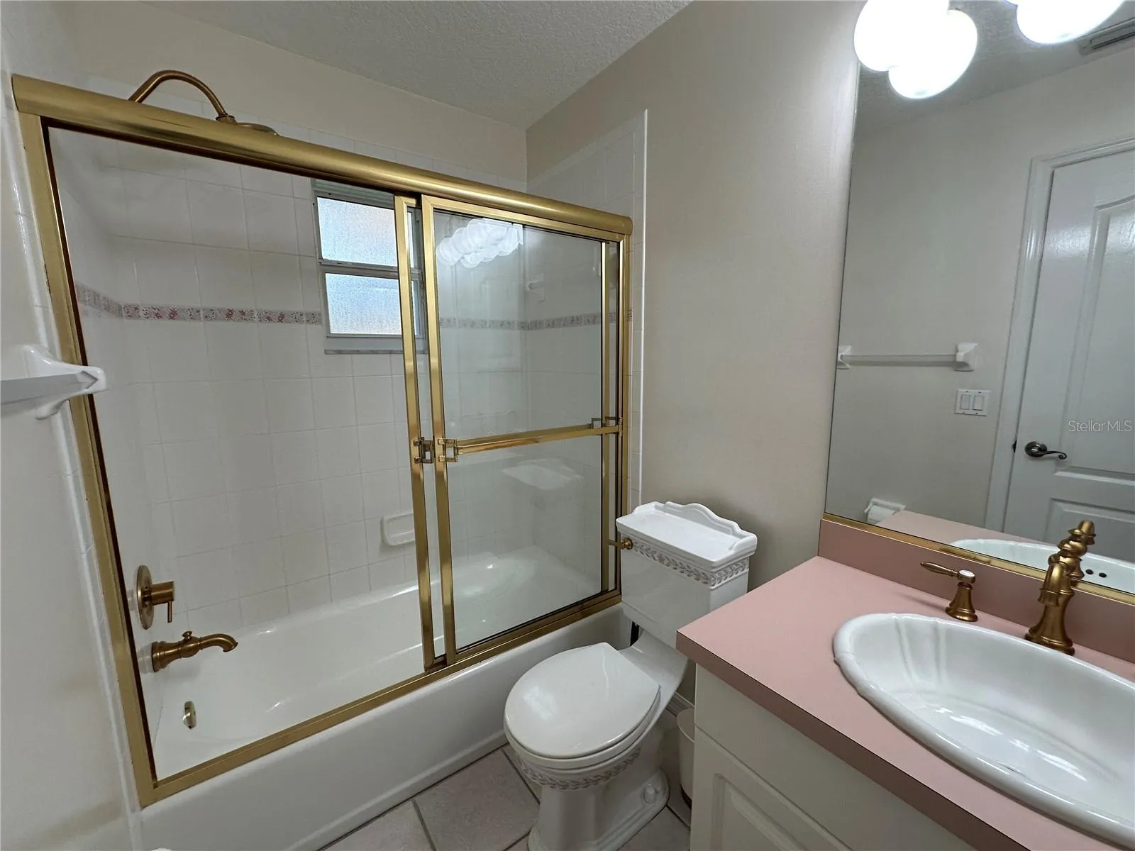 Tub/Shower Comboand medicine cabinet