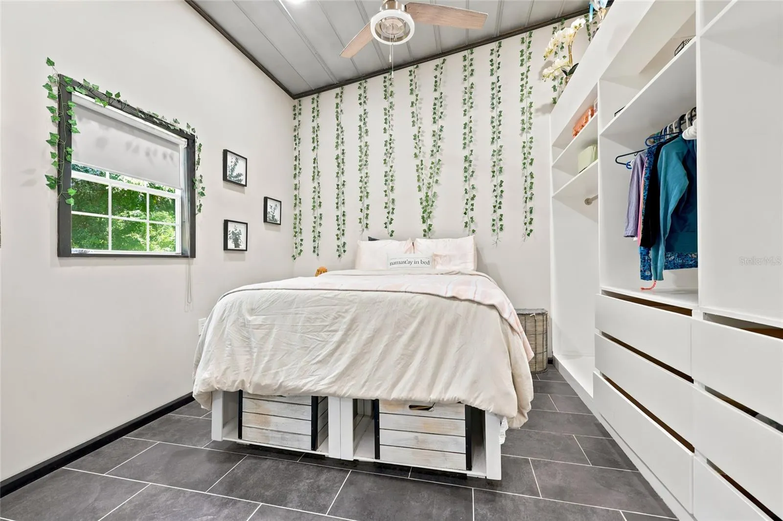 Detached 1 bedroom apartment.
