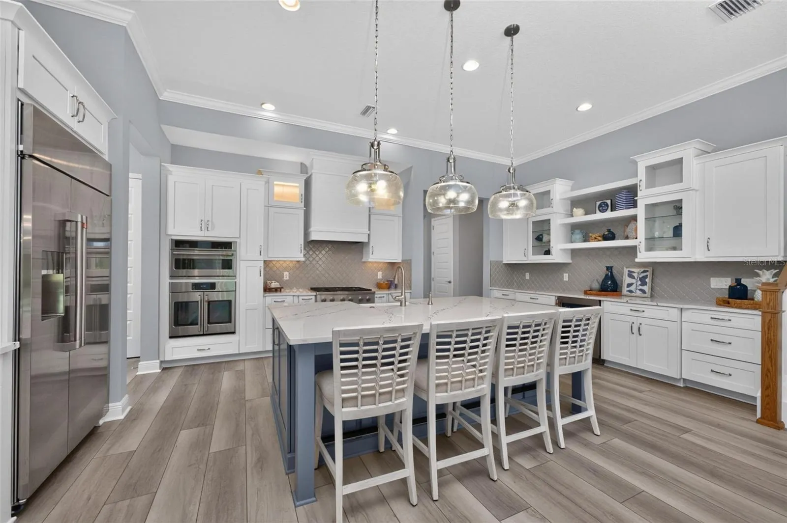 Breakfast bar and kitchen