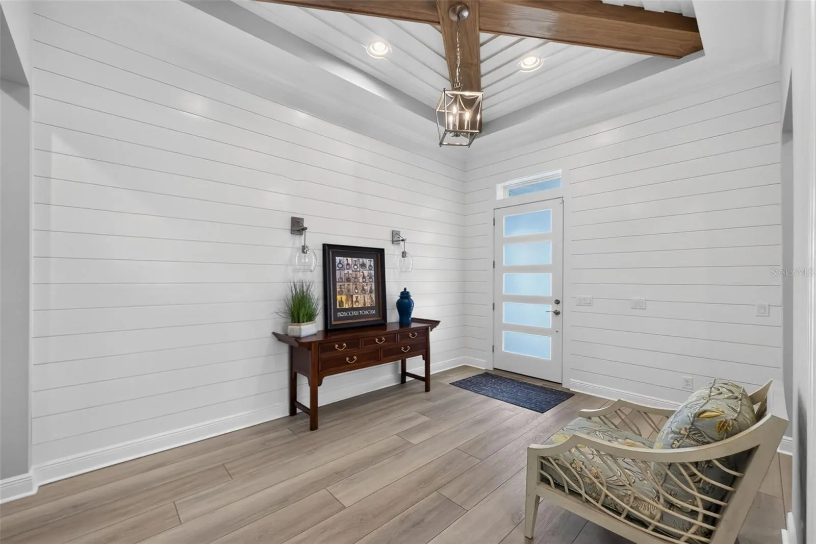Spacious foyer entry