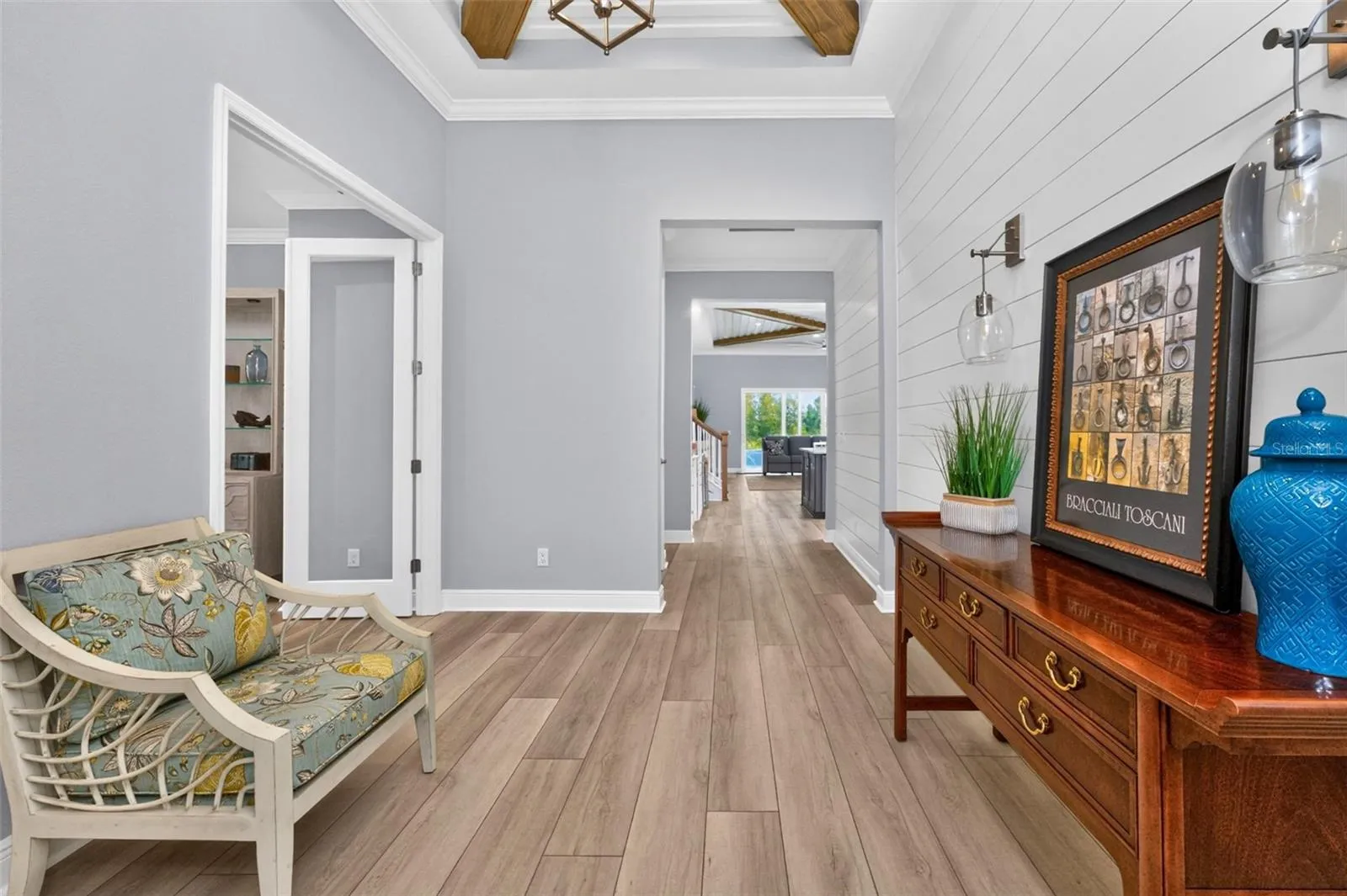 Spacious foyer entry