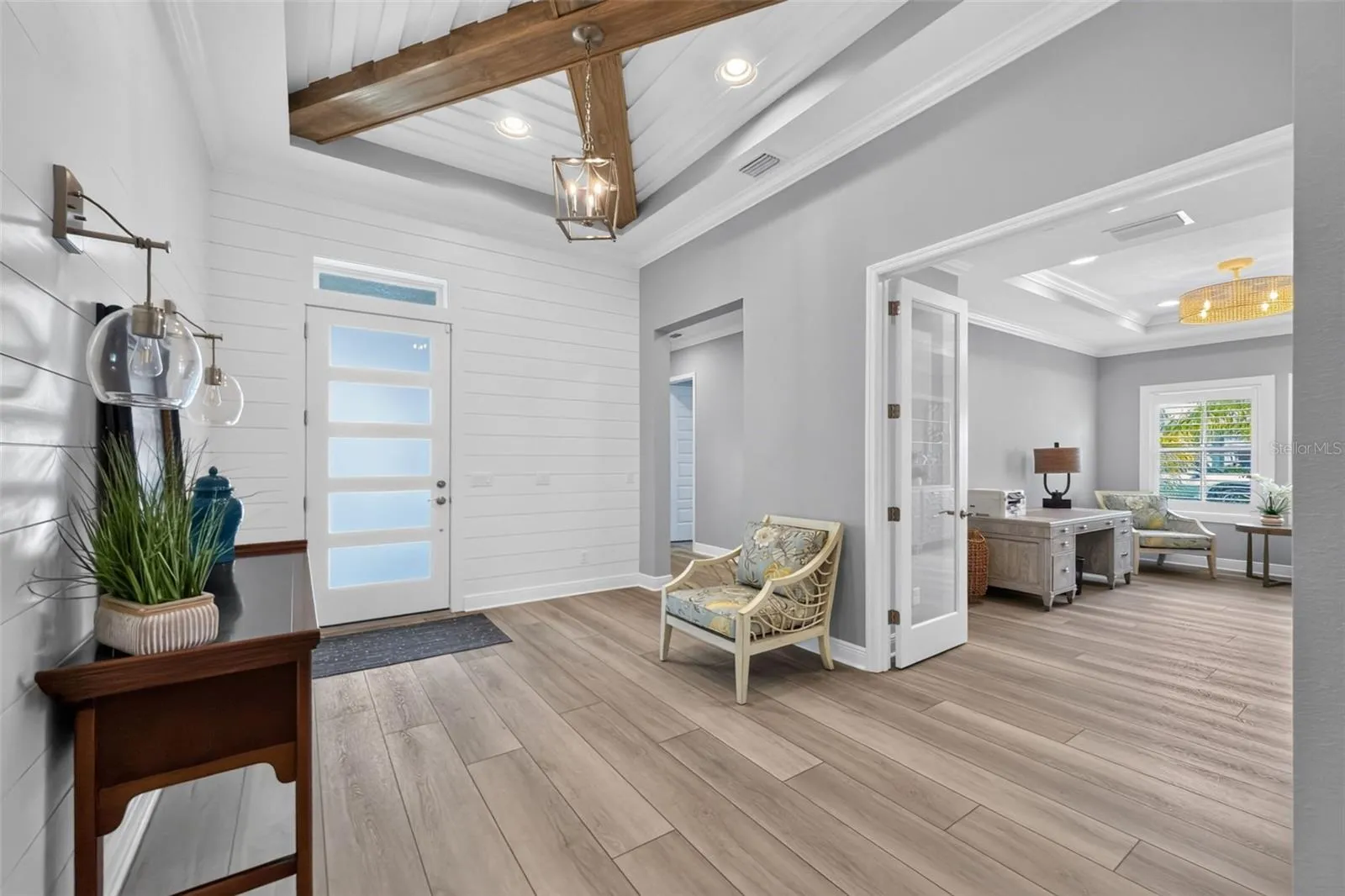 Spacious foyer entry