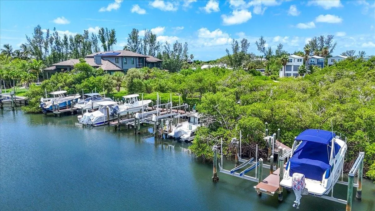6330 Laguna Dr, Longboat Key, FL 34228
