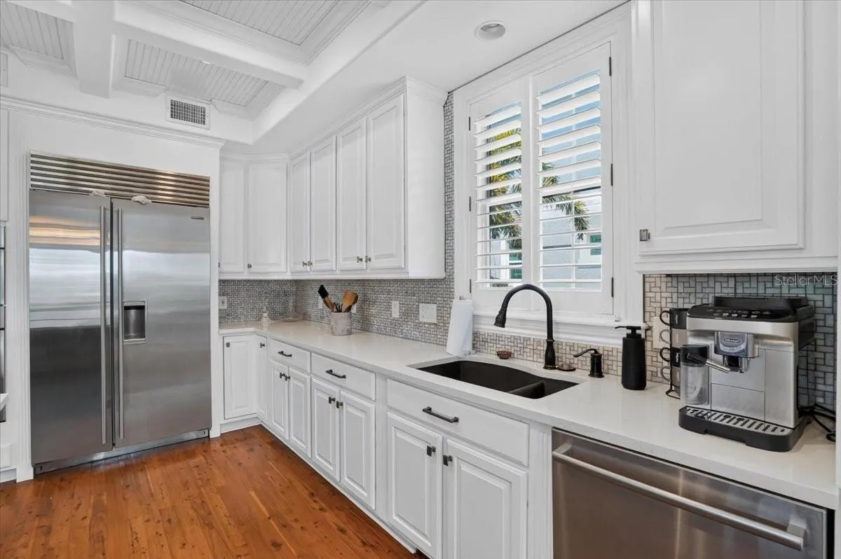 6330 Laguna Dr, Longboat Key, FL 34228