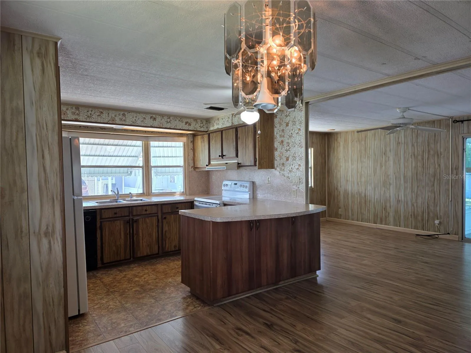 Breakfast bar has room for stools