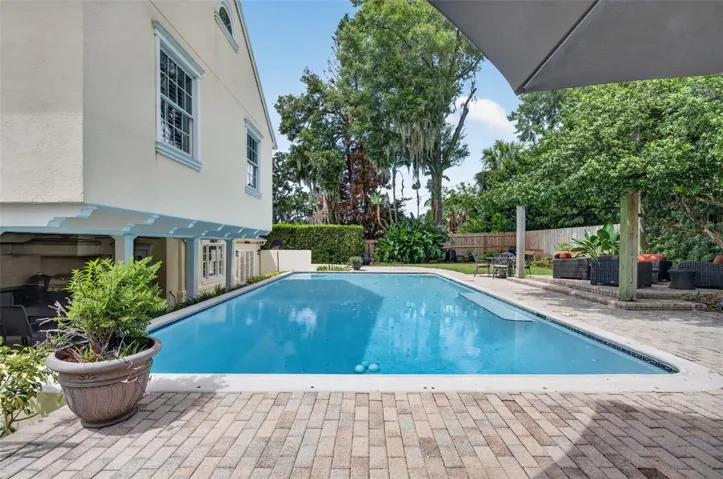 Large Swimming Pool &amp; Generous Deck Space