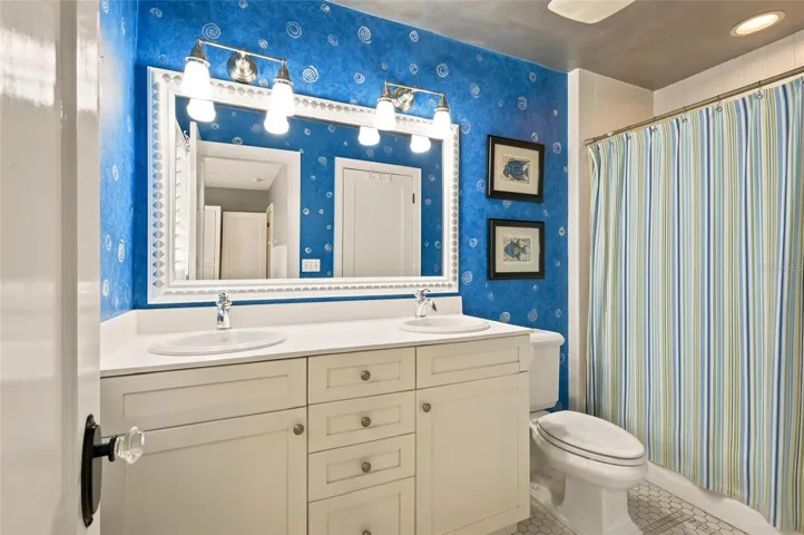 Jack-and-Jill-Style Full Bath
