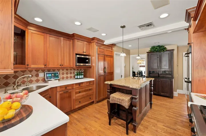 Kitchen with Center Island &amp; Peninsula
