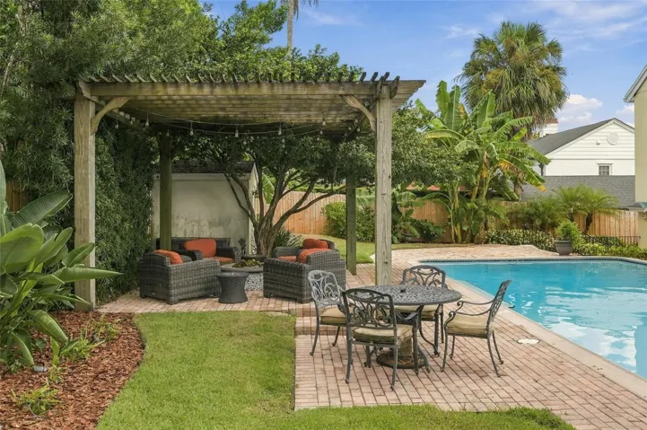 Pergola &amp; Poolside Entertaining Area