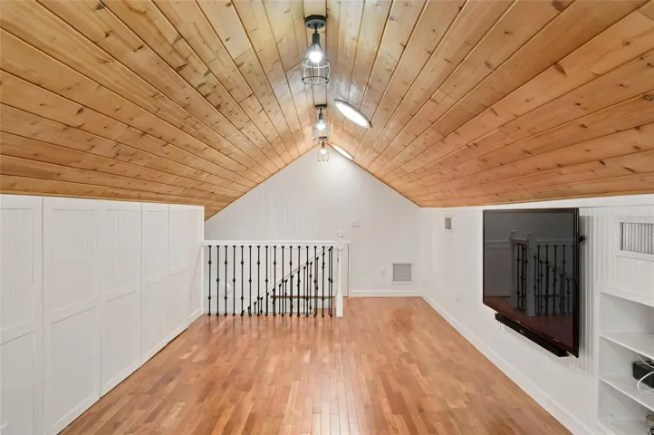 Third-Floor Bonus Space – Approximately 237 SF Beyond Living Area