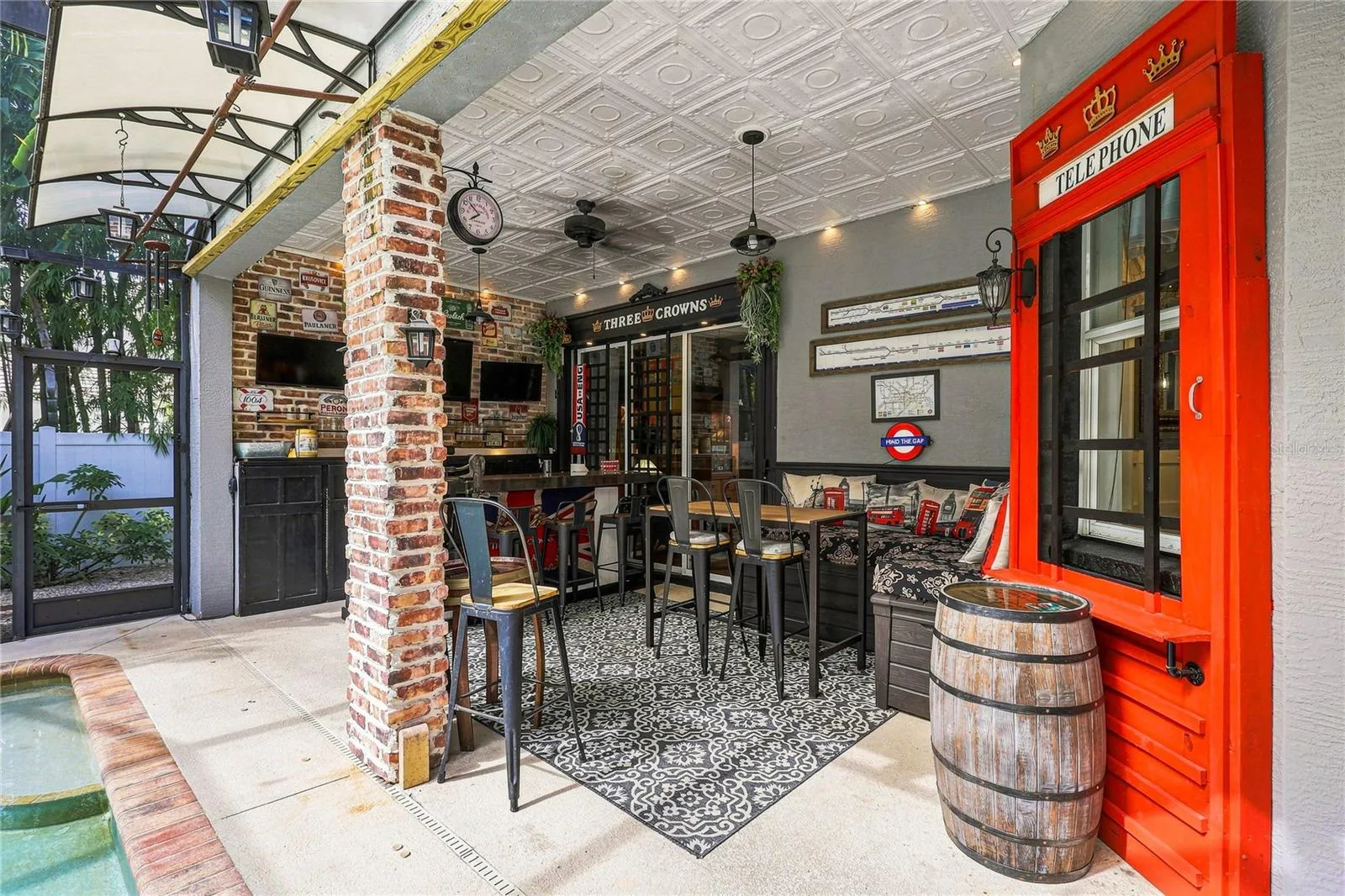 Covered entertaining area with built-in bar and seating