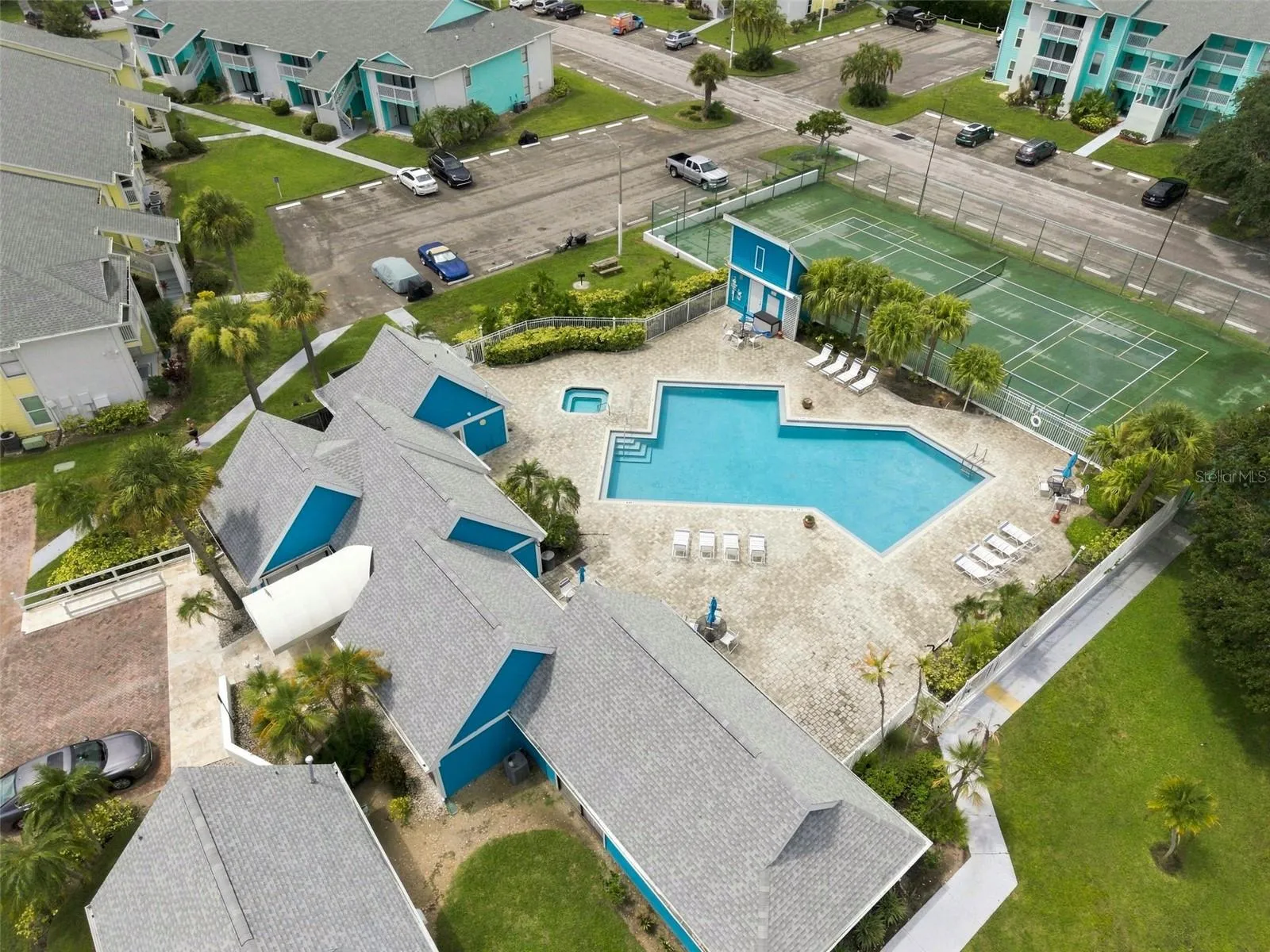 Pool-Clubhouse