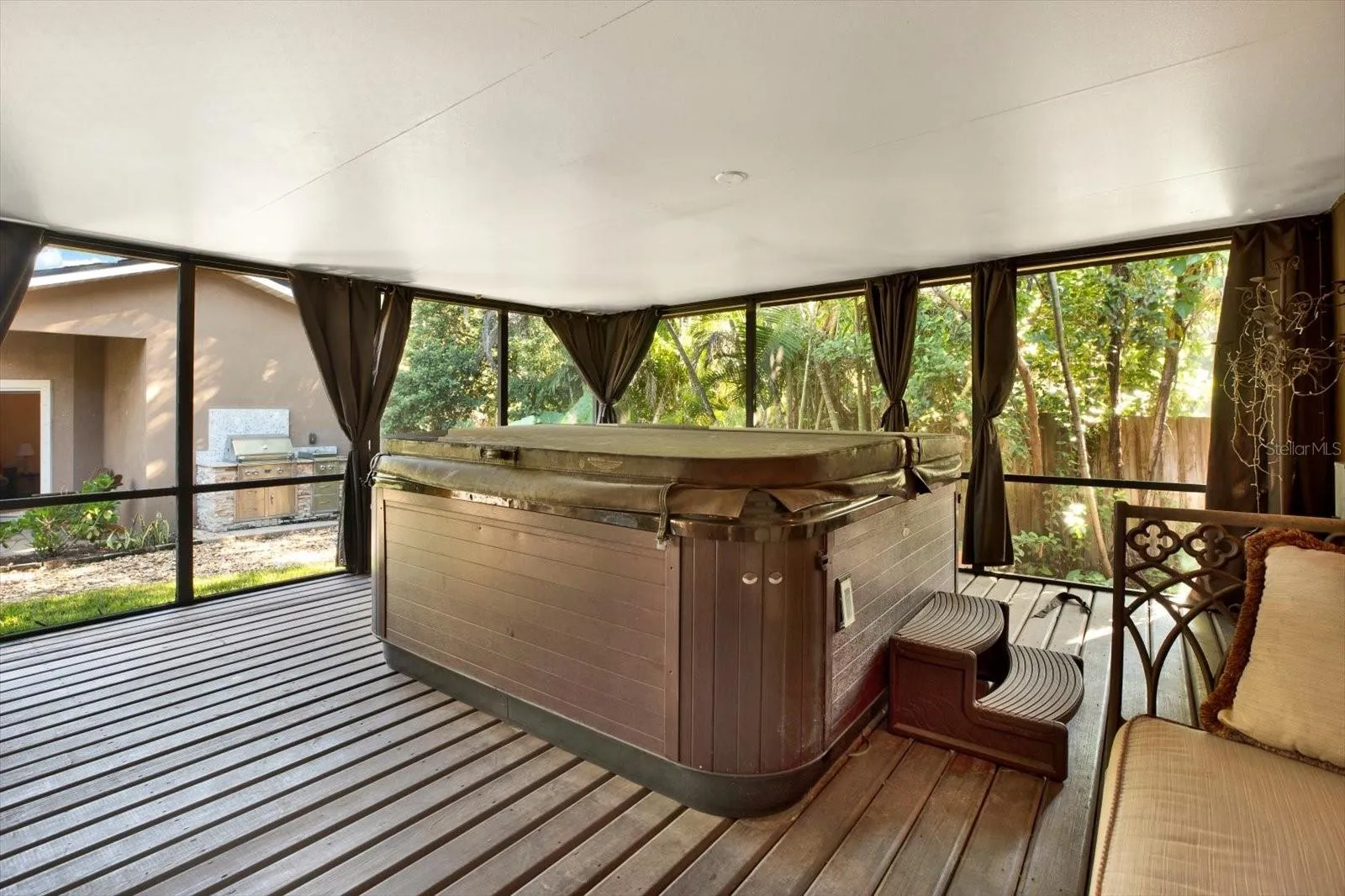 Covered, Screened lanai