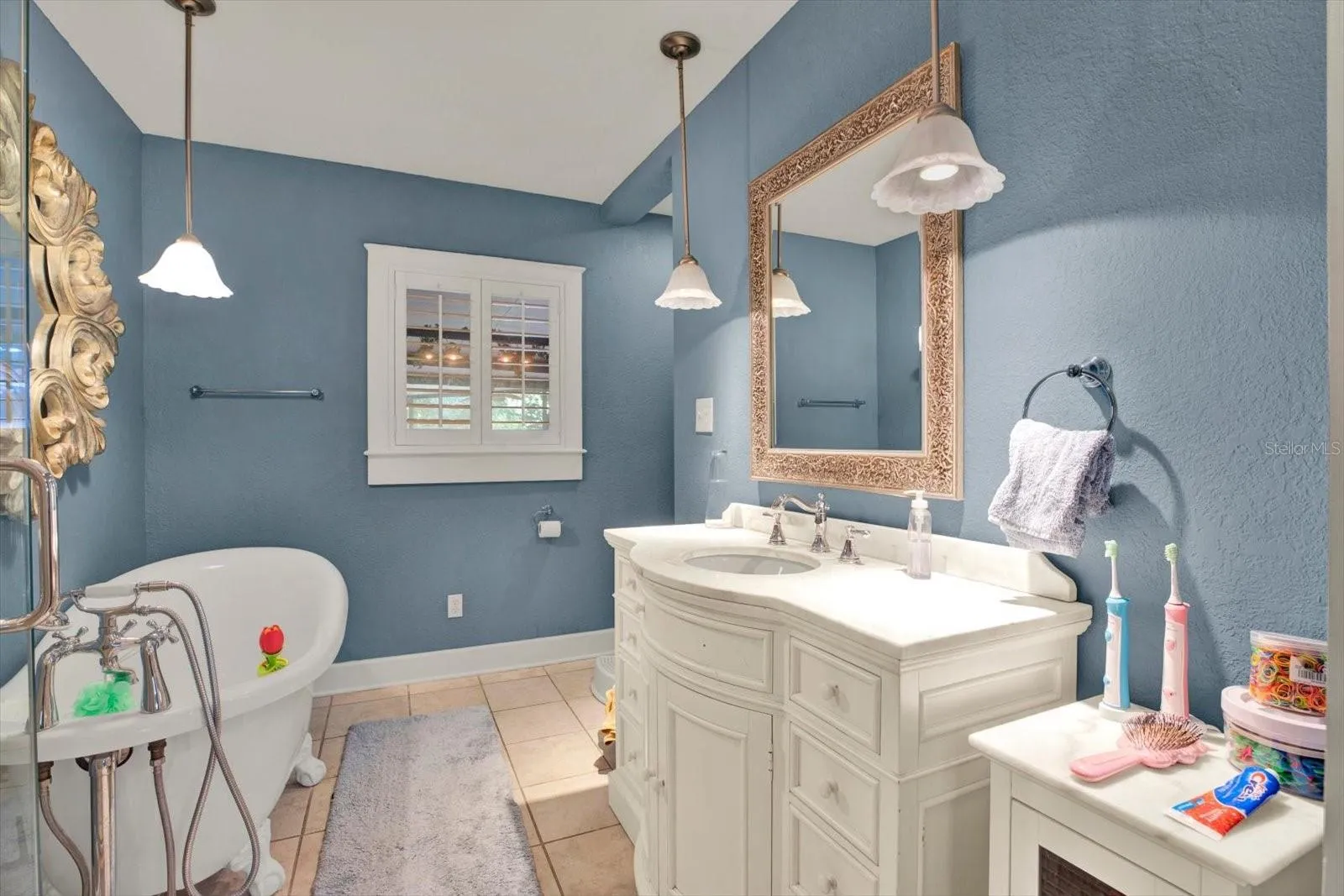 Large Hall bath