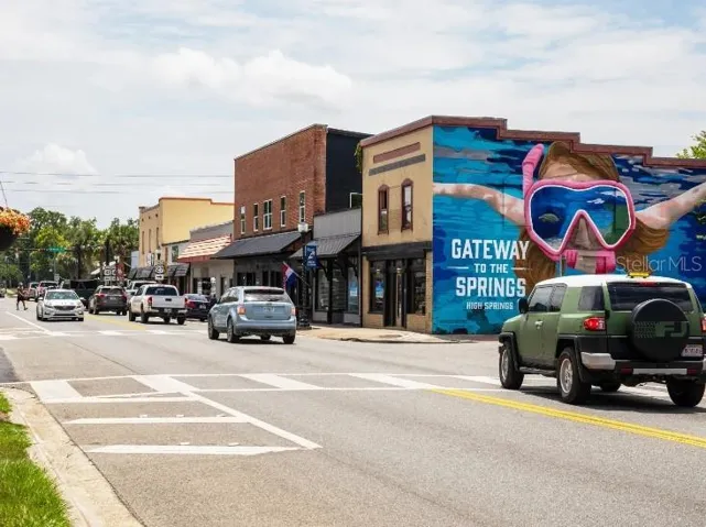 High Springs - Shop, sip, dine or unwind.