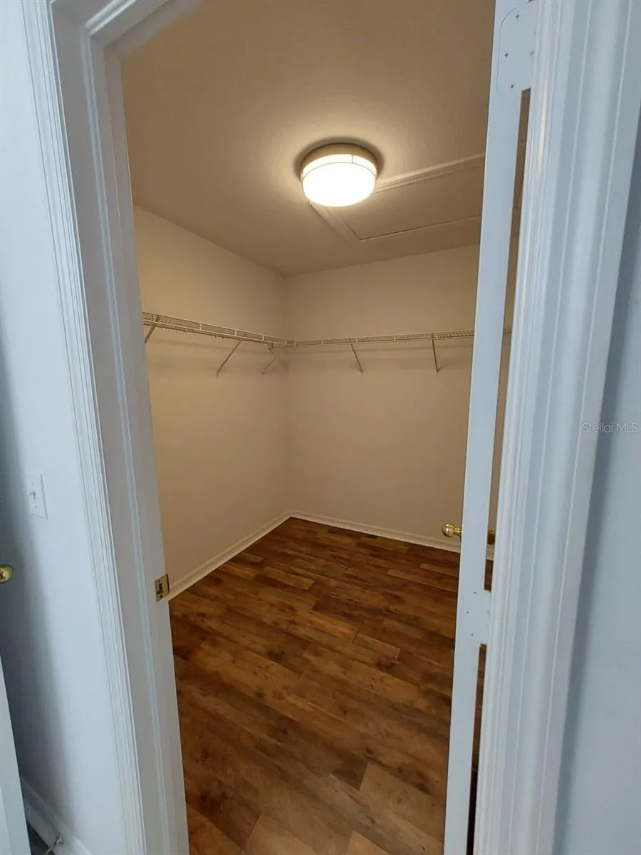 WALK IN CLOSET
