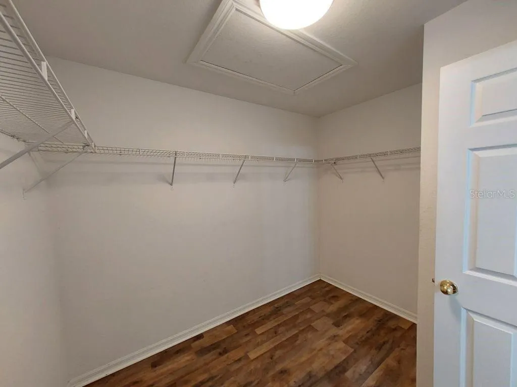 WALK IN CLOSET