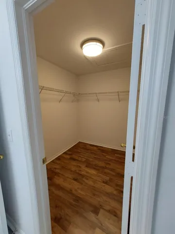 WALK IN CLOSET