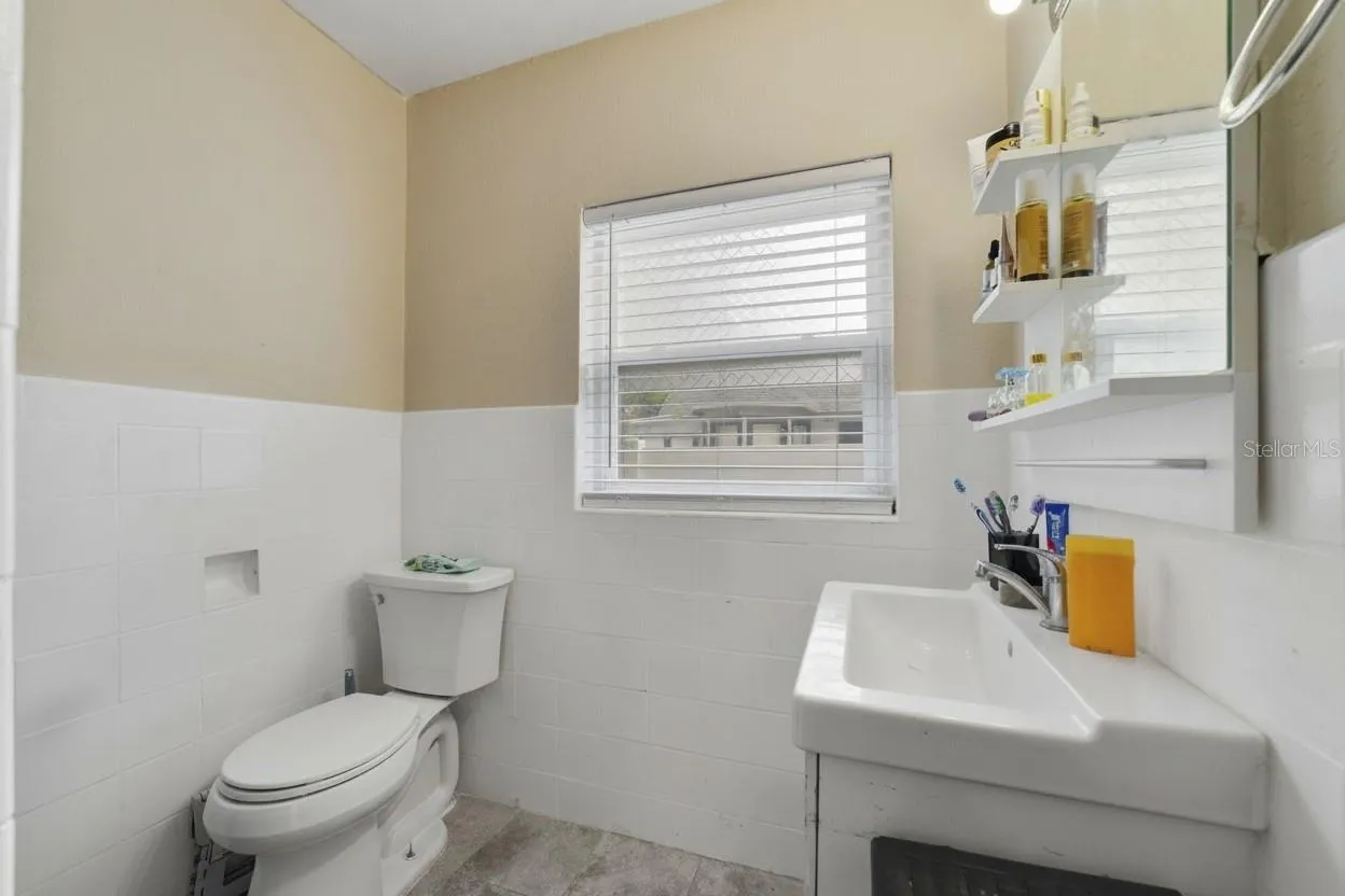 Unit 524 - Bathroom.