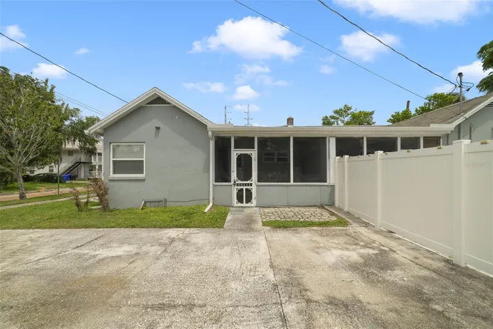 Both units feature a screened lanai.