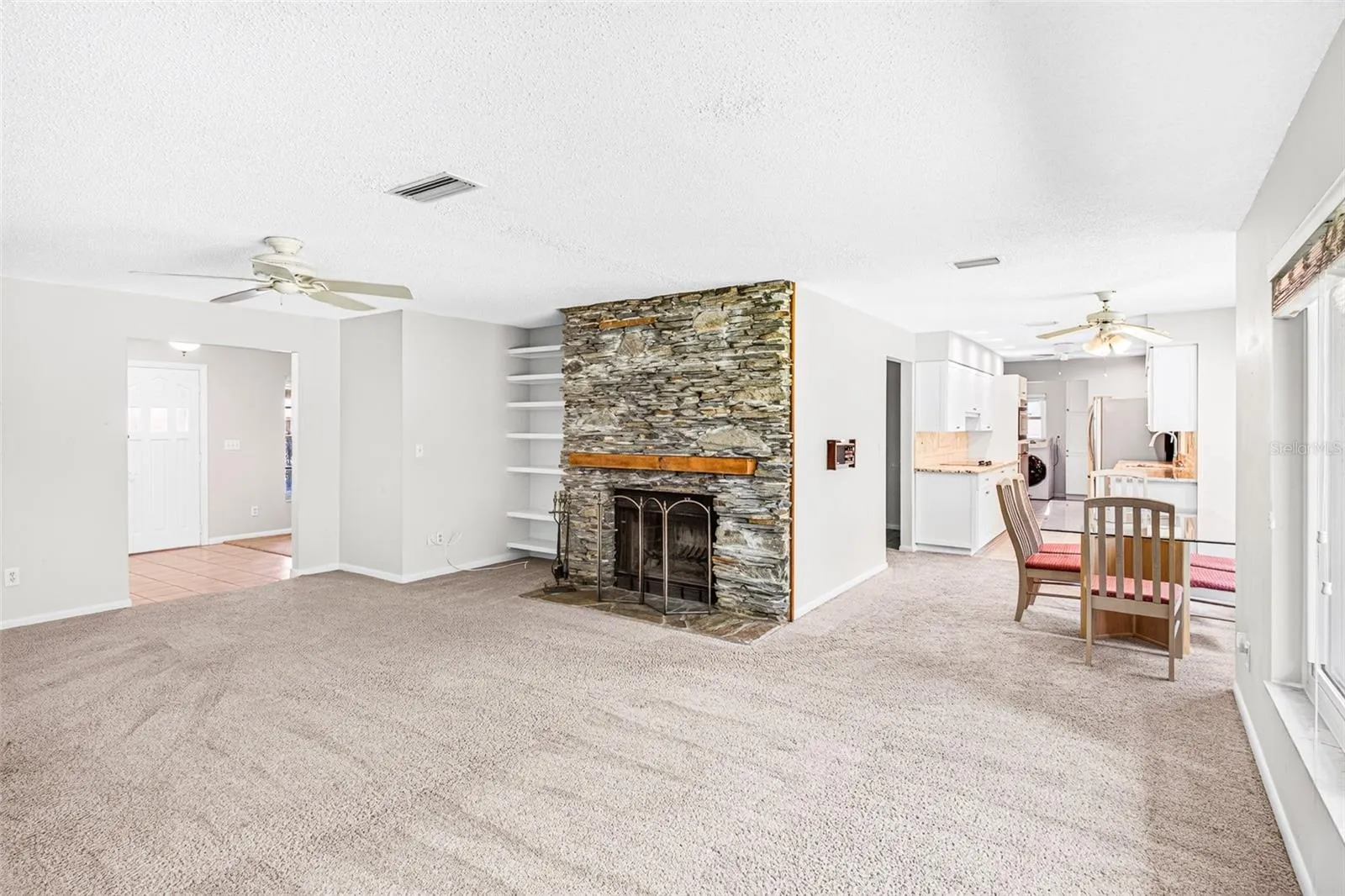 Living room/breakfast nook