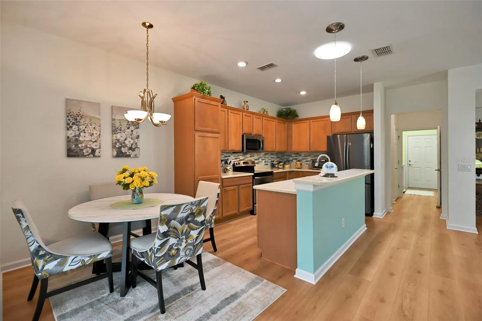 Dinette & Kitchen Areas