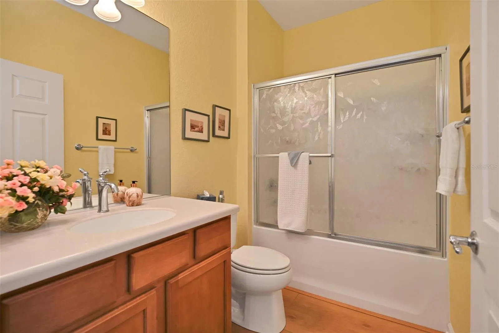 Guest bath with single vanity & tub/shower combo