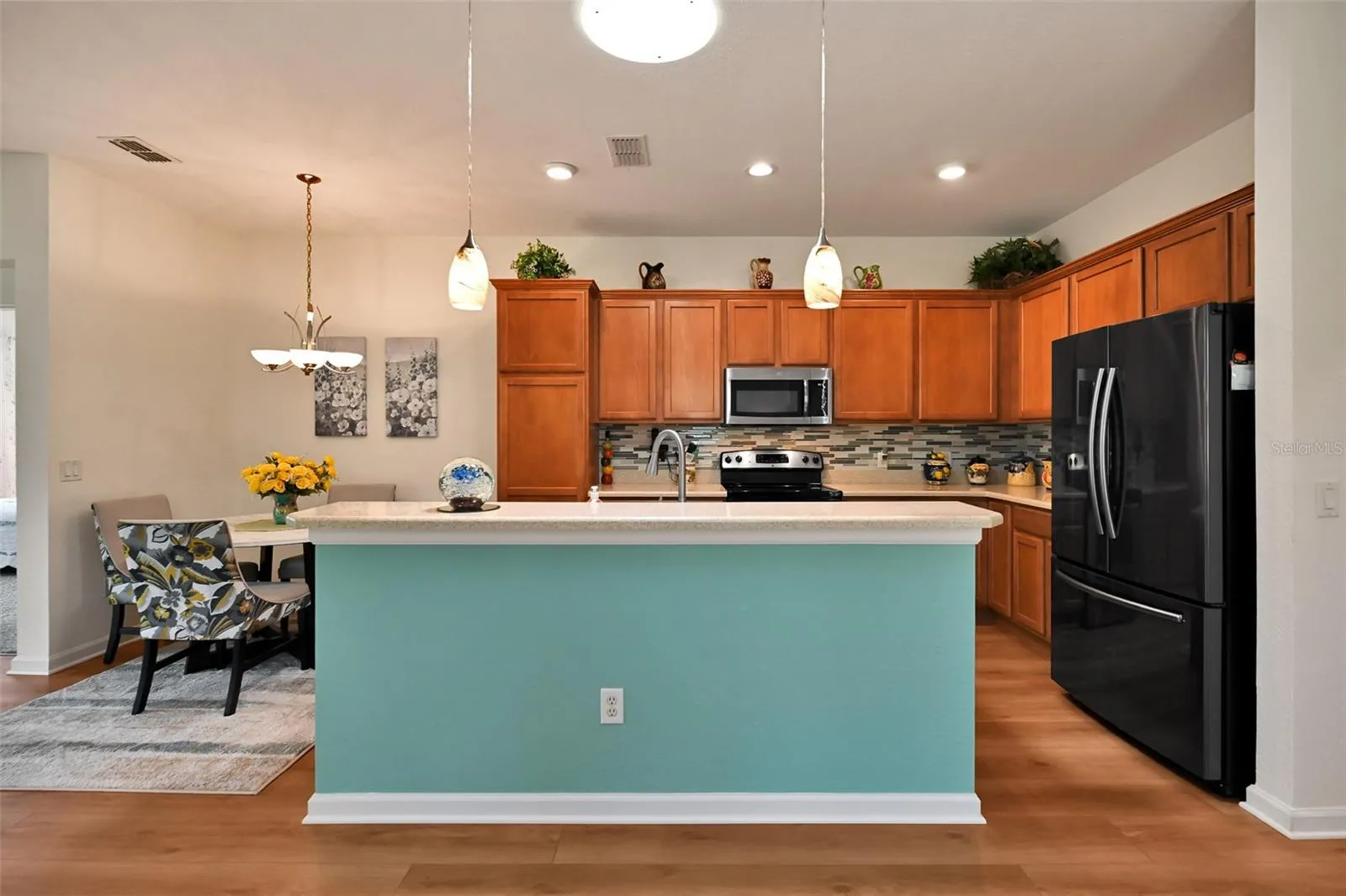 Kitchen, island & dinette areas