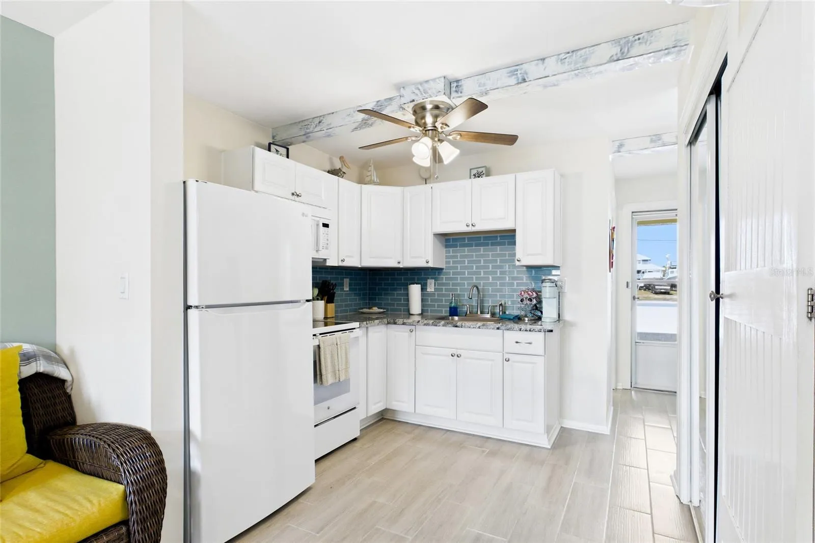THE PALM ROOM Updated kitchens provide guests with the convenience of preparing meals while enjoying the comfort and privacy of their own waterfront retreat.