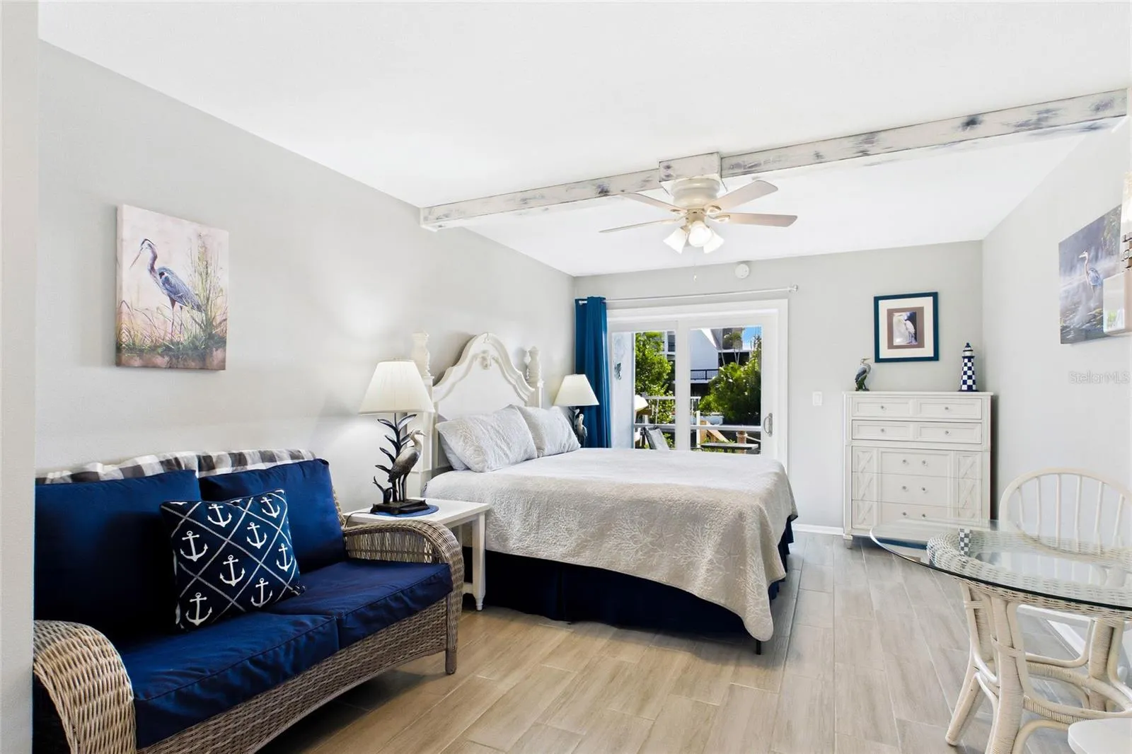 THE CRANE ROOM Bright, updated interiors create an inviting atmosphere while offering a turnkey opportunity for the property’s next owner.