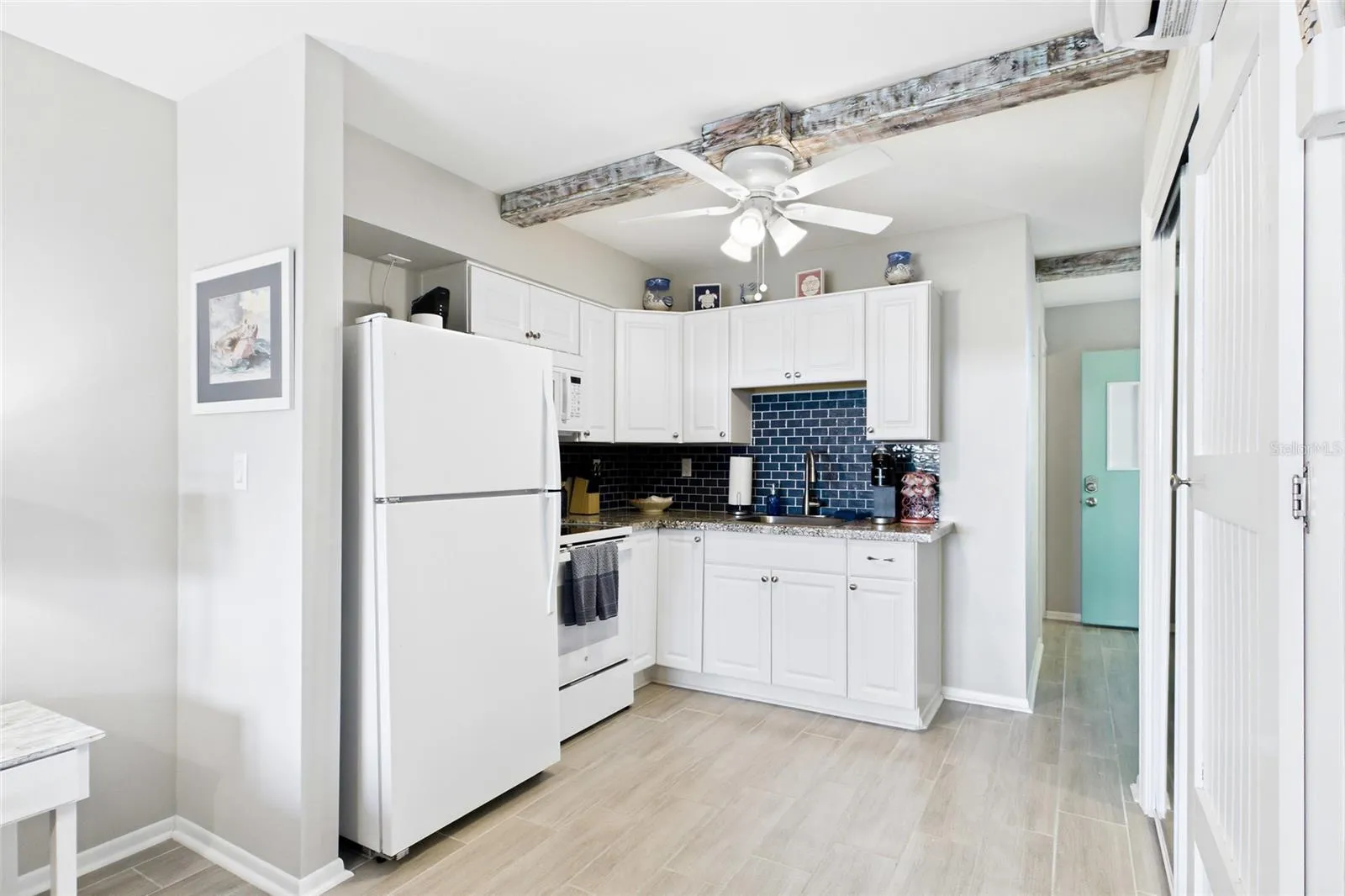 THE ISLAND ROOM Updated kitchens provide guests with the convenience of preparing meals while enjoying the comfort and privacy of their own waterfront retreat.