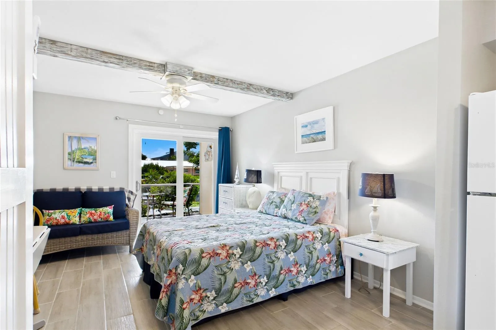 THE ISLAND ROOM Bright, updated interiors create an inviting atmosphere while offering a turnkey opportunity for the property’s next owner.