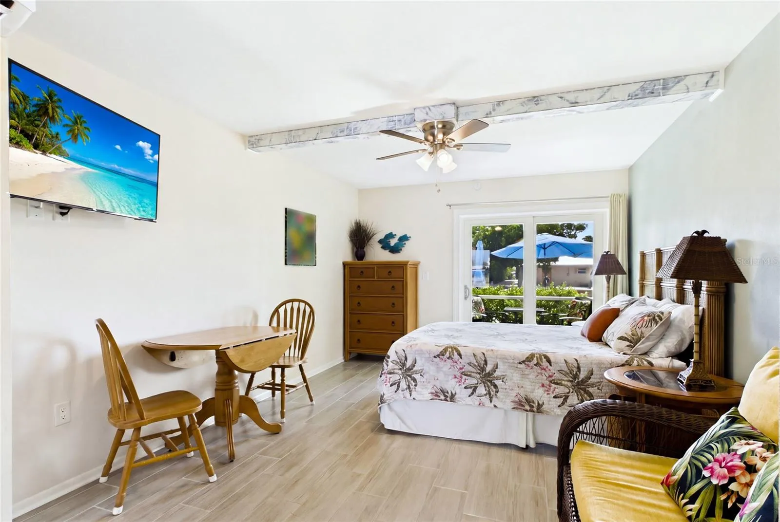 THE PALM ROOM Bright, updated interiors create an inviting atmosphere while offering a turnkey opportunity for the property’s next owner.