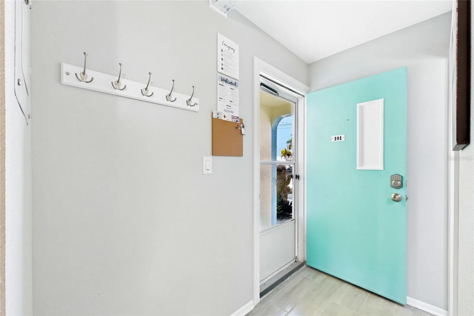 THE ISLAND ROOM Bright and inviting entryway welcomes guests to their island retreat.