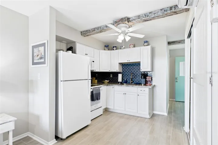 THE ISLAND ROOM Updated kitchens provide guests with the convenience of preparing meals while enjoying the comfort and privacy of their own waterfront retreat.