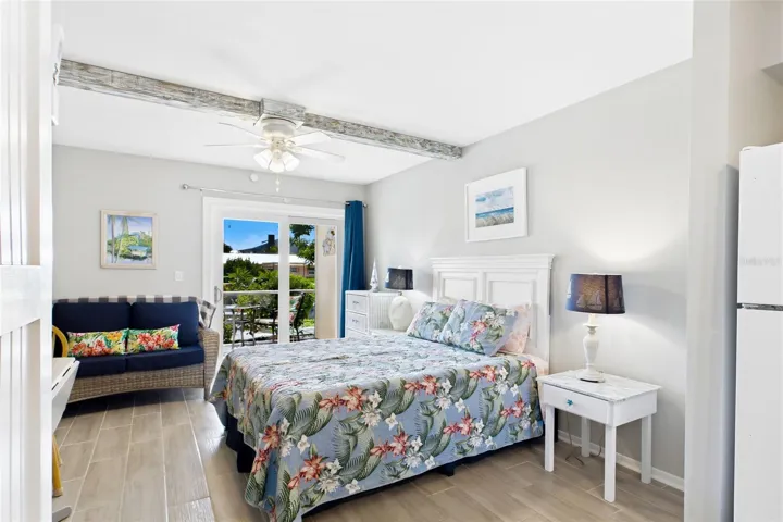 THE ISLAND ROOM Bright, updated interiors create an inviting atmosphere while offering a turnkey opportunity for the property’s next owner.