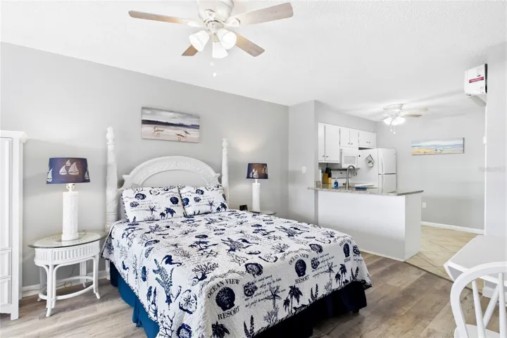 THE BEACH ROOM Comfortable and beautifully updated studio designed for easy island living, complete with kitchen, private bath, and bright, inviting interiors.