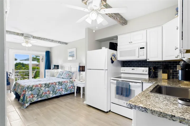 THE BEACH ROOM Bright, updated interiors create an inviting atmosphere while offering a turnkey opportunity for the property’s next owner.
